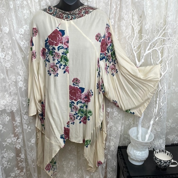 Band of Gypsies Beautiful Kimono Cream Floral - Picture 4 of 8